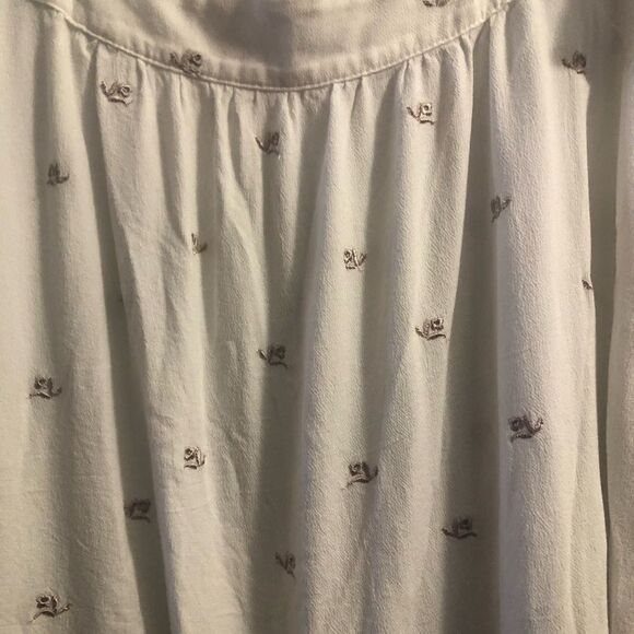 Torrid Women’s Size 3 White Flowy Blouse Embroidered Flowers Ruffled Cap Sleeves - Picture 2 of 5
